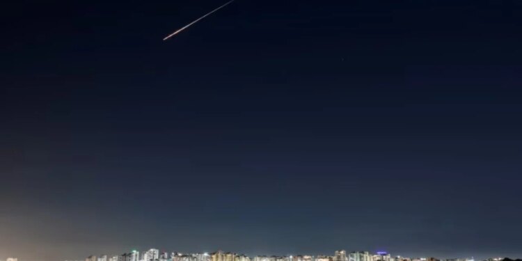 Sulmet e natës në Iran: Izraeli angazhon mbi 80 avionë luftarakë për të goditur infrastrukturën ushtarake dhe objektet e Gardës Revolucionare.