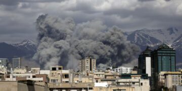 Sulmet në Iran vazhdojnë, while forcat izraelite kanë rrëzuar aeroplanin e parë iranian mbi Teheran.
