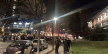 Sulmi me molotov dhe përplasje me policinë, autoritetet fillojnë shoqërimin e protestuesve.