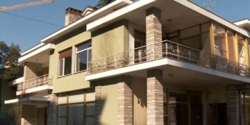 Sulmi ndaj ish-rezidencës së diktatorit Hoxha/ Çfarë ka mbetur një ditë pas hedhjes së Molotovëve, anullohen aktivitetet kulturore.