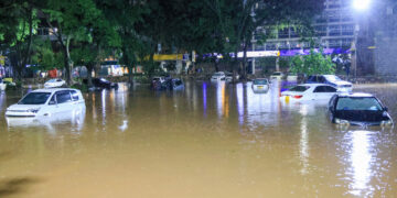 Të paktën 42 persona humbin jetën si pasojë e përmbytjeve në Kenia, evakuohet Parku Kombëtar Masai Mara.