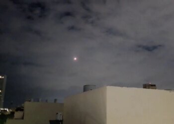 Tel Avivi goditet tri herë gjatë natës nga Irani, me sulme çdo 40 minuta; TCH publikon pamjet e raketave që shpërthejnë në ajër përmes sistemit të mbrojtjes izraelite.