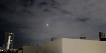 Tel Avivi goditet tri herë gjatë natës nga Irani, me sulme çdo 40 minuta; TCH publikon pamjet e raketave që shpërthejnë në ajër përmes sistemit të mbrojtjes izraelite.