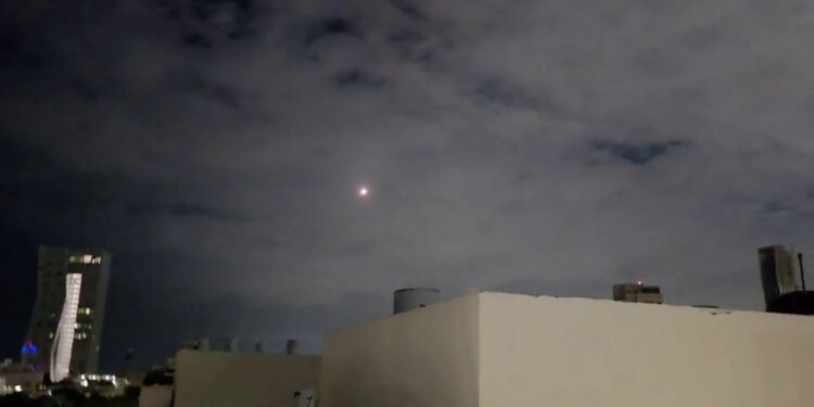 Tel Avivi goditet tri herë gjatë natës nga Irani, me sulme çdo 40 minuta; TCH publikon pamjet e raketave që shpërthejnë në ajër përmes sistemit të mbrojtjes izraelite.