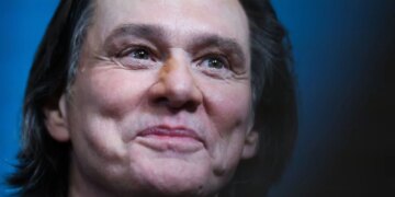 Thashethemet dhe teoritë rreth Jim Carrey që morën një jehonë të madhe në internet, fanellat spekulonin se aktori nuk ishte ai vetë në paraqitjen e tij të fundit; ylli i Hollivudit ndan reagimin e tij.