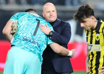 Tifozët e AEK-ut të Strakoshës dhe Pilos mbështesin shqiptarët: Grekët janë ndër më të varfrit në Europë, pse e shani shqiptarët…