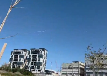 Top Channel në vijën e frontit/ Një raketë balistike goditi një shtëpi pranë Jerusalemit.