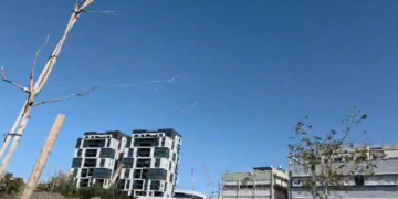 Top Channel në vijën e frontit/ Një raketë balistike goditi një shtëpi pranë Jerusalemit.