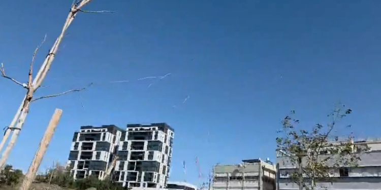 Top Channel në vijën e frontit/ Një raketë balistike goditi një shtëpi pranë Jerusalemit.