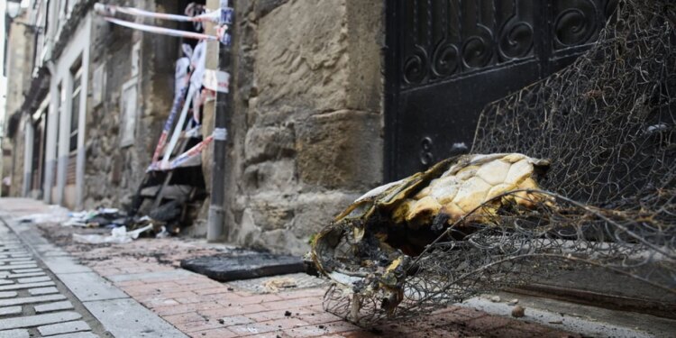 Tre persona humbin jetën dhe katër të tjerë, mes tyre dy fëmijë, mbeten të plagosur nga zjarri në një ndërtesë në Spanjë.