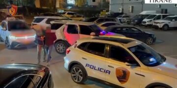 Tre të arrestuar në Tiranë për transportimin e emigrantëve të paligjshëm drejt Italisë për 2500 euro