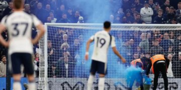 Tre tifozë u dokumentuan duke bërë përshëndetje naziste gjatë ndeshjes me Eintracht, UEFA gjobit Tottenham.