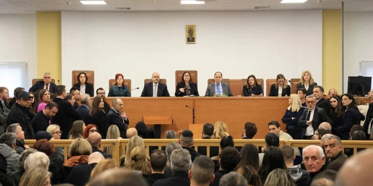 Tre vjet pas tragjedisë në Tempin e Greqisë, ku humbën jetën gjithashtu 6 shqiptarë, nis gjyqi për aksidentin, por ai ndërpritet për shkak të tensioneve në sallë.