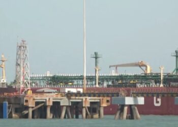 Tregjet përjetojnë luhatje për shkak të konfliktit me Iranin; bursat bien dhe çmimi i naftës qëndron mbi 100 dollarë, përballë mesazheve të paqarta nga Trump.