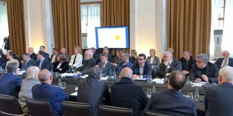 Turi "Punët e Shqipërisë": Rama kërkon nga ministrat dhe deputetët të angazhohen me qytetarët në terren.