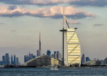 Turisti britanik përballet me akuza për krim kibernetik pas filmit të raketave iraniane mbi Dubai