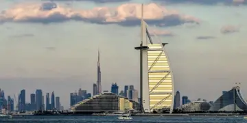 Turisti britanik përballet me akuza për krim kibernetik pas filmit të raketave iraniane mbi Dubai