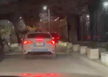 Turisti i huaj bëhet viktimë e grabitjes në Vlorë, policia nis kërkimin për autorin/ Ika me forcë varësen nga qafa dhe...