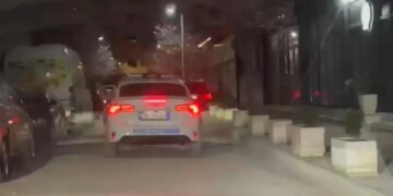 Turisti i huaj bëhet viktimë e grabitjes në Vlorë, policia nis kërkimin për autorin/ Ika me forcë varësen nga qafa dhe...