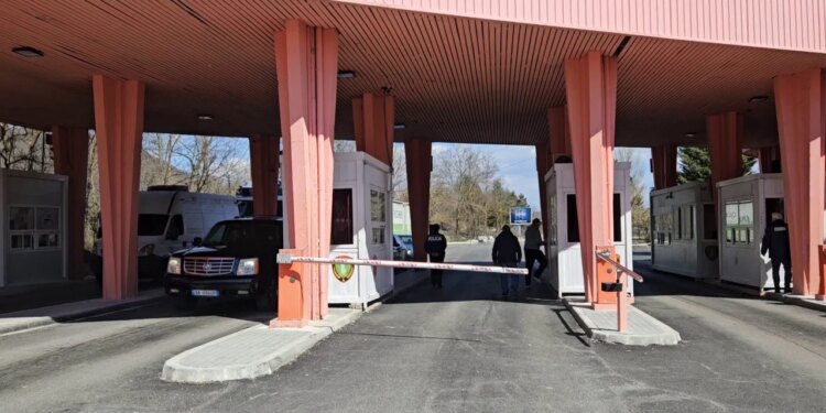 “Turizmi” i karburanteve: Shoferët e mjeteve preferojnë të blejnë naftë në Maqedoninë e Veriut për shkak të çmimit 60 lekë më të ulët