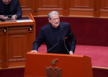 U organizua një minutë heshtje në nder të familjes së Adem Jasharit, Berisha për socialistët: Rikujtoni se nuk votoni për genocidin serb në Kosovë.