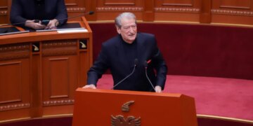 U organizua një minutë heshtje në nder të familjes së Adem Jasharit, Berisha për socialistët: Rikujtoni se nuk votoni për genocidin serb në Kosovë.