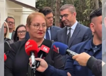 U rekomandua që të keni përkthyes gjatë vizitës në Tetovë" / Gazetari sfidon ministren e Arsimit të Maqedonisë së Veriut: "Nuk e kuptoj për kë është e nevojshme...