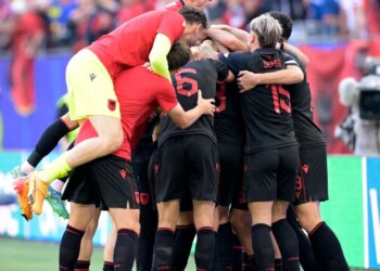UEFA ndalon fanellën kuqezi për Shqipërinë, në ndeshjen ndaj Polonisë do të përdoret ngjyra e momentëve historikë të Kombëtares.