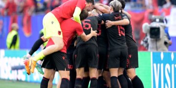 UEFA ndalon fanellën kuqezi për Shqipërinë, në ndeshjen ndaj Polonisë do të përdoret ngjyra e momentëve historikë të Kombëtares.