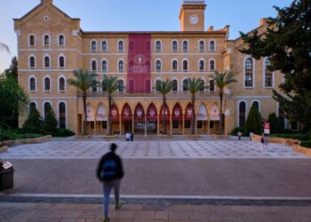 Universiteti Amerikan i Bejrutit ndalon përkohësisht aktivitetet mësimore pas kërcënimeve nga Garda Revolucionare Islamike e Iranit.