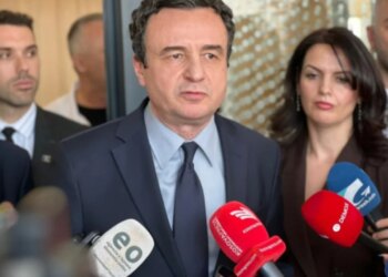 Ushtria serbe kryen stërvitje me helikopterë dhe parashutistë pranë kufirit me Kosovën, Kurti i përgjigjet: Provokime të drejtpërdrejta.