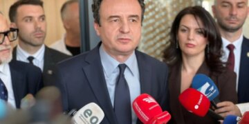 Ushtria serbe kryen stërvitje me helikopterë dhe parashutistë pranë kufirit me Kosovën, Kurti i përgjigjet: Provokime të drejtpërdrejta.