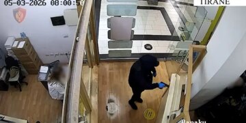 VIDEO/ Me armë, kërcënoi dy punonjëse dhe iu mori paratë, publikohen imazhet nga grabitja e pikës valutore në qendrën tregtare të Tiranës.