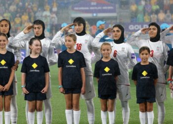 Vajzat e Kombëtares së Iranit ndryshojnë pozitat e tyre, në ndeshjen e dytë kënduan himnin dhe bënë përshëndetje ushtarake.