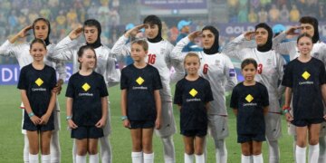 Vajzat e Kombëtares së Iranit ndryshojnë pozitat e tyre, në ndeshjen e dytë kënduan himnin dhe bënë përshëndetje ushtarake.