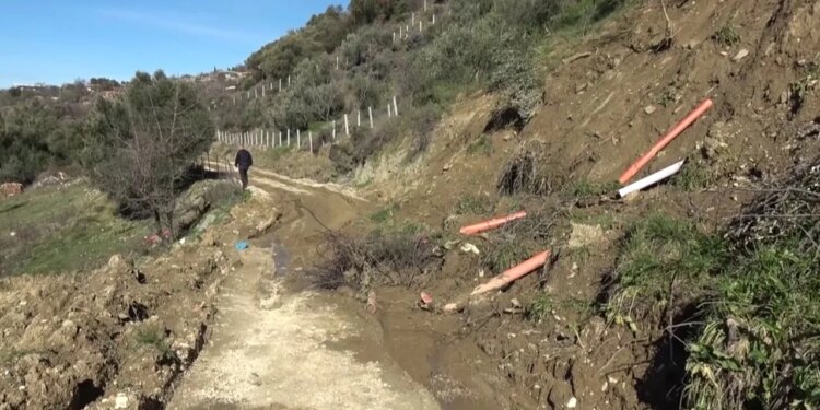 Vasjari goditet nga reshjet: Përmbytje dhe rrëshqitje dheu, tre shtëpi shpallen të pabanueshme.