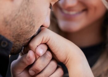 Vendim njohës në Spanjë: Puthja ose shtrëngimi i dorës pa miratimin e personit tashmë klasifikohet si sulm seksual.