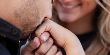 Vendim njohës në Spanjë: Puthja ose shtrëngimi i dorës pa miratimin e personit tashmë klasifikohet si sulm seksual.