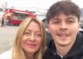 Video/ “Do ta kundërshtoj referendumit tuaj”, i riu kërkon ‘selfie’ me Giorgia Melonin, kryeministrja italiane e befason përgjigja e 18-vjeçarit