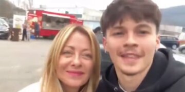 Video/ “Do ta kundërshtoj referendumit tuaj”, i riu kërkon ‘selfie’ me Giorgia Melonin, kryeministrja italiane e befason përgjigja e 18-vjeçarit