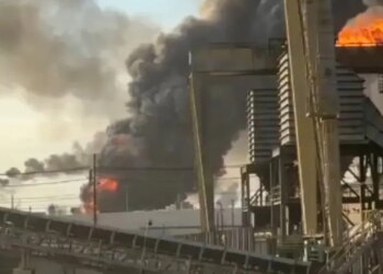 Video/ Eksplozion në rafinerinë kryesore të naftës në Teksas, tymi mbulon atmosferën industriale.