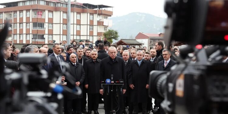 Video: Erdogan refuzon bukën e Bajramit nga një qytetar dhe e merr nga ekipi i tij