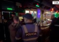 Video/ Festa me drogë dhe momente të tensionit, policia ndërhyn në klubet e natës në Tiranë dhe arreston 11 individë.