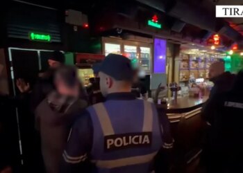 Video/ Festa me drogë dhe momente të tensionit, policia ndërhyn në klubet e natës në Tiranë dhe arreston 11 individë.