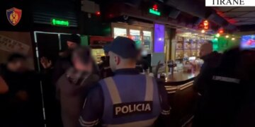 Video/ Festa me drogë dhe momente të tensionit, policia ndërhyn në klubet e natës në Tiranë dhe arreston 11 individë.