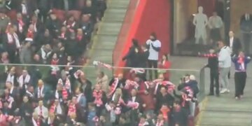 Video/ Goli i Zielinskit në Varshavë, shqiptarët në tribunë ndeshen me provokimet e polakëve
