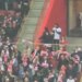 Video/ Goli i Zielinskit në Varshavë, shqiptarët në tribunë ndeshen me provokimet e polakëve