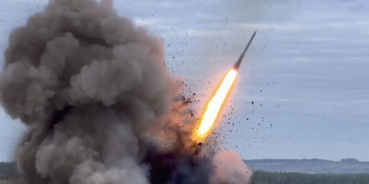 Video/ Irani shërben si një terren provash për sisteme të reja armësh, me SHBA-të që përdorën raketat precize me një rreze veprimi deri në 500 kilometra për herë të parë.