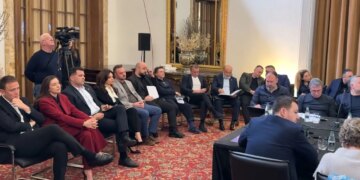 Video/ Mbledhja e Grupit Parlamentar të PS, Spiropali dhe Braçe zënë pozita në fund të sallës. Çfarë nuk u pa nga takimi me dyer të mbyllura?