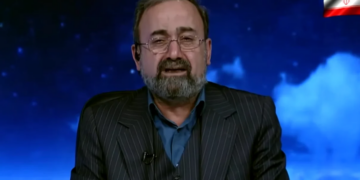 Video/ Moderatorja iraniane e lajmeve shpërthen në lot gjatë njoftimit për vdekjen e Khameneit